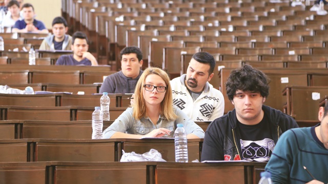 YGS sonuçları öğrencilerin LYS için ümitlerini kaybetmesine neden olurken, öğretmenler öğrencilerine "Çalışmayı bırakmayın" tavsiyesinde bulunuyor.