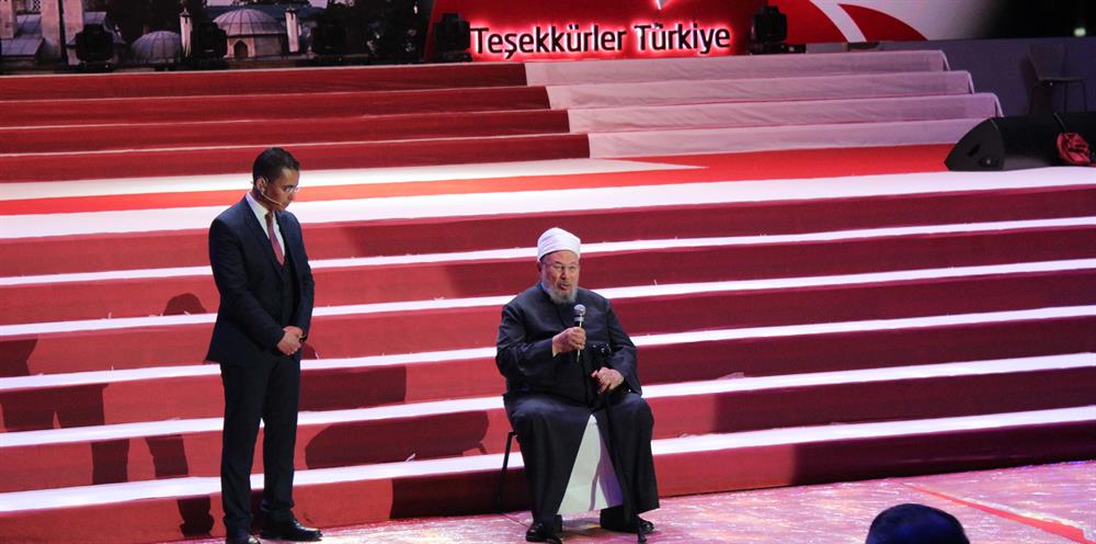 Dünya Müslüman Alimler Birliği Başkanı Yusuf el-Kardavi hasta olmasına rağmen festivale katıldı. Kardavi konuşması boyunca da sandalyede oturdu.