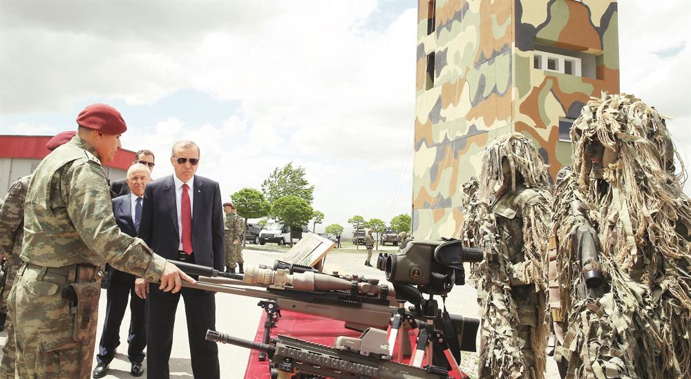 Erdoğan, yaklaşık 2,5 saat süren ziyarette, TSK'nın her türlü arazi ve iklim şartlarında görev yapabilecek nitelikte, üst düzey eğitime tabi tutularak yetiştirilen bordo berelilerin eğitim tesislerini denetledi. Erdoğan, 'Hücüm Marşı' eşliğinde  gerçekleştirilen eğitimleri izledi.  