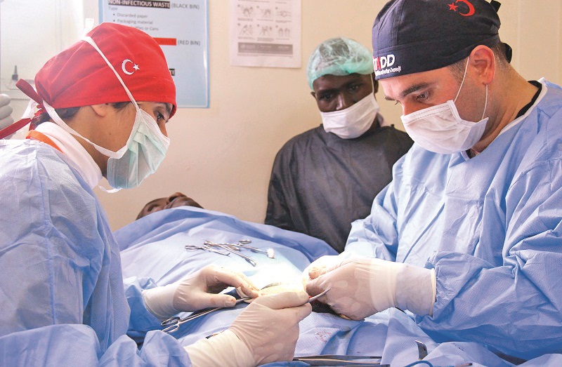 Türk sağlık heyetinin bölgeye geleceğini önceden radyodan duyan insanlar günün ilk saatlerinde hastahane kapısında uzun kuyruklar oluşturdu. Düzenli sıra halinde kayıt altına alınan insanlar, şikayetlerinin çeşidine göre uygun birime yönlendirildi.