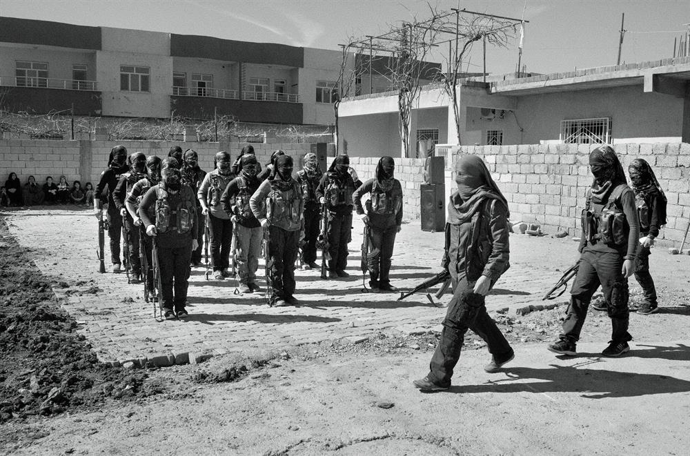 Günaydoğu'daki kadın teröristler. (Fotoğraf: NY Times) 