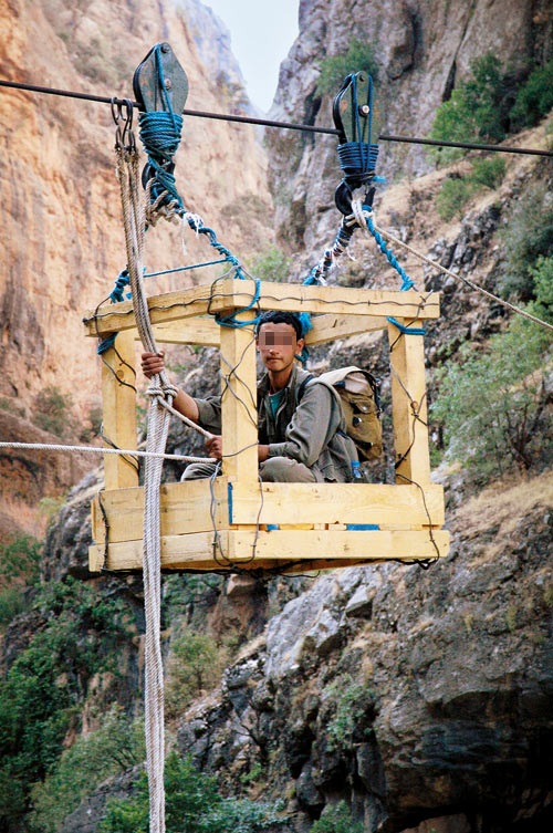 Son yıllarda ise çocuklar genellikle kandırılarak veya zorla teröriste dönüştürülüyor. (Fotoğraflar, Aksiyon dergisinin 2012 yılındaki sayısında yayınlanmıştır)