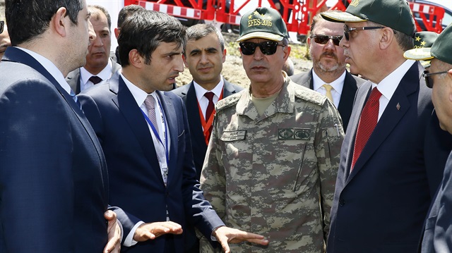 Cumhurbaşkanı Erdoğan, milli insansız hava aracı Bayraktar TB2'yi üreten Baykar Makinadan Selçuk ve Haluk Bayraktar ile bir süre sohbet etti.