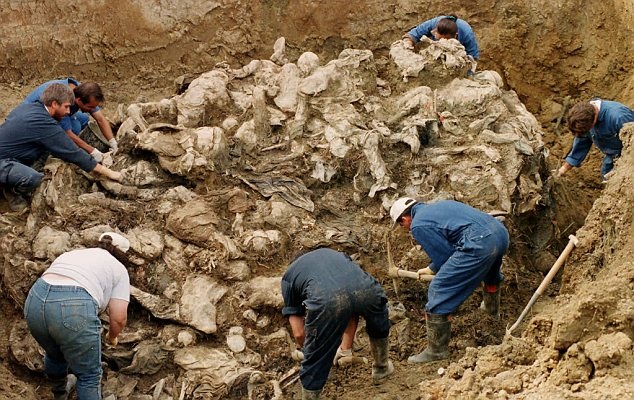 Priyedor Katliamı'ndan yaklaşık 10 yıl sonra toplu mezarda katliamda katledilen bin 500 kişinin cesedi bulundu. 