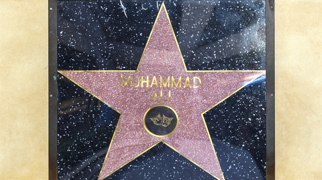  Muhammed Ali “ Peygamberim Hz. Muhammed'in adını ayaklar altına koydurmam" deyip, bunda diretince organizatörler talebini kabul etmişler ve Muhammed Ali'nin yıldızını üstüne basılmaması için Kodak Theatre'ın duvarına asmışlardır.