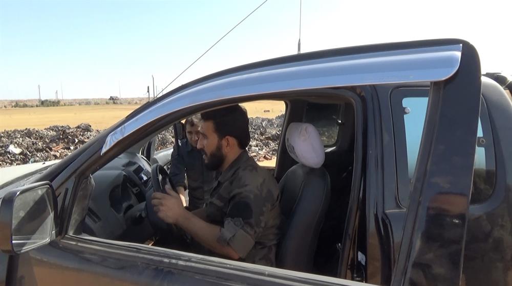 Birdenbire arızalanan 4x4 arazi aracını  yol ortasında bırakıp kendimizi  molozların arasına attık. Çünkü kafamıza  her an bir bomba düşebilirdi. 
