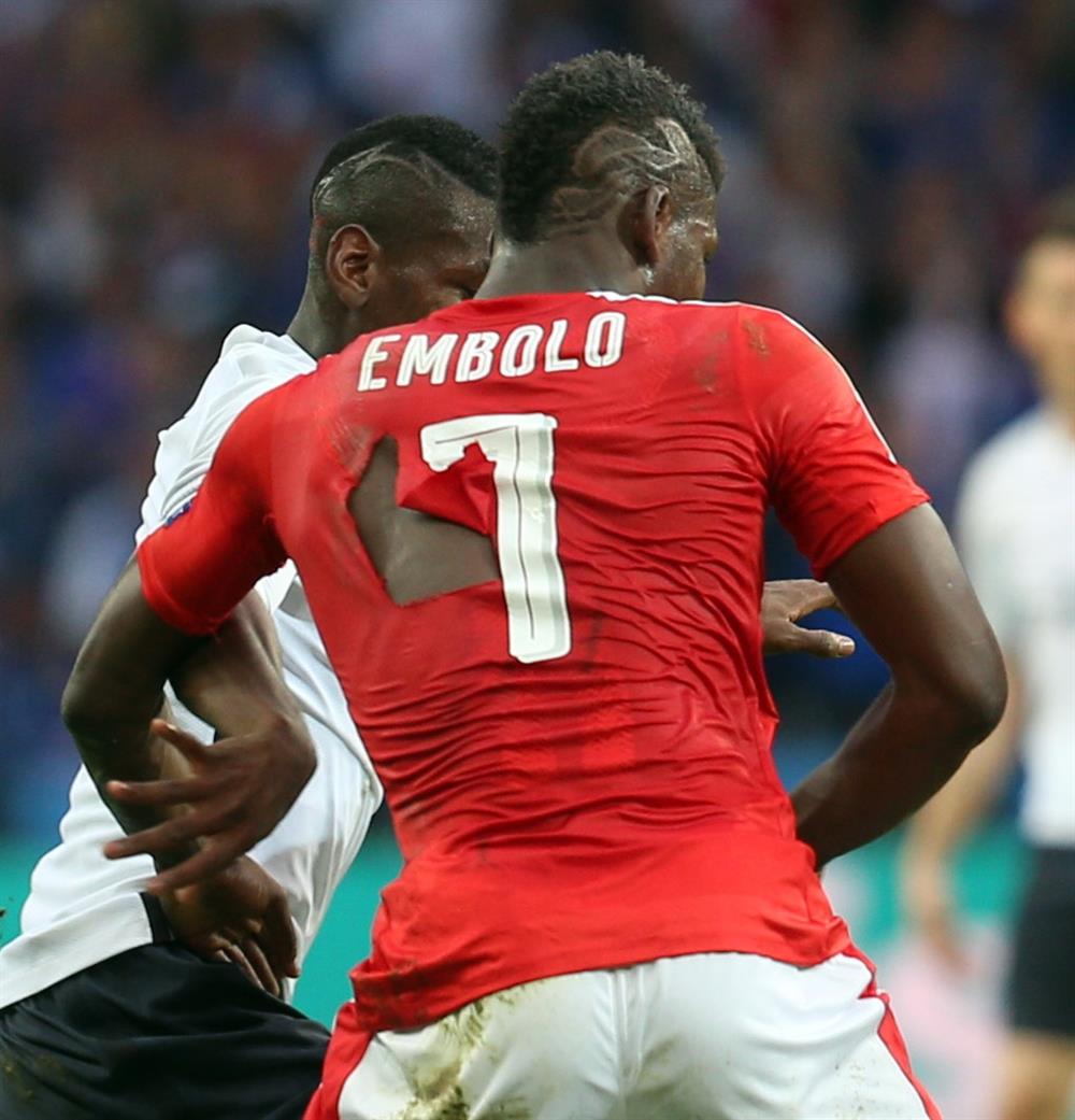 Embolo'nun forması da yırtıldı.
