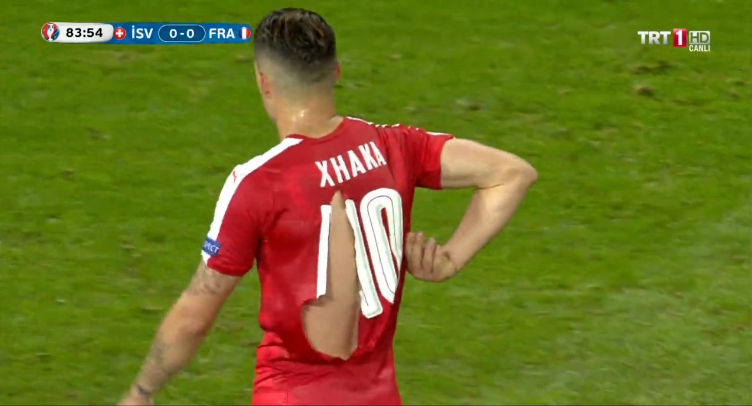 Xhaka'nın giydiği ikinci forma da yırtıldı.