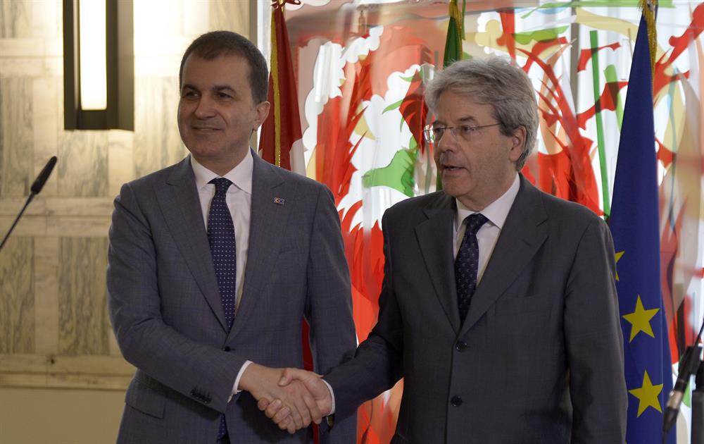 AB Bakanı Ömer Çelik, Roma’da İtalya Dışişleri  Bakanı Paolo Gentiloni (fotoğrafta),  Temsilciler Meclisi AB Politikaları Komisyonu Başkanı Michele Bordo, İtalyan Cumhuriyet  Senatosu Dışişleri Komisyon Başkanı  Pier Ferdinando Casini ve Senato AB  Politikaları Komisyonu Başkanı  Vannino Chiti gibi isimlerle geldi. 