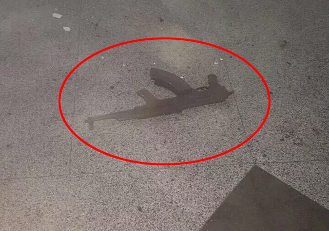 Atatürk Havalimanı'nın içinde terör saldırı düzenleyen canlı bomba, kendisini patlatmadan önce elindeki uzun namlulu silah ile etrafına rastgele ateş açtı.