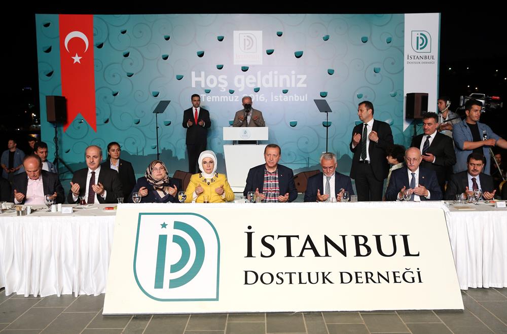 Cumhurbaşkanı Erdoğan, Haliç Kongre Merkezi'ndeki iftara eşi Emine Erdoğan'la birlikte katıldı. Başbakan Yardımcısı Numan Kurtulmuş, İstanbul Valisi Vasip Şahin ve İstanbul Belediye Başkanı Kadir Topbaş da iftara katılanlar arasındaydı.