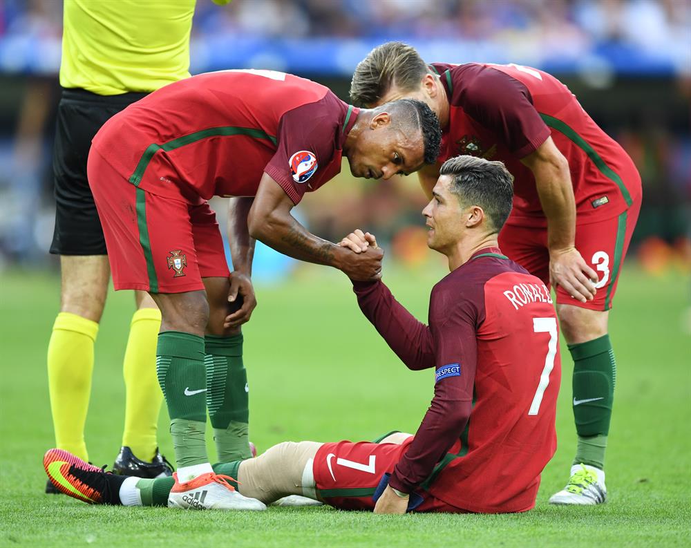 Ronaldo sakatlandığında gözyaşlarını tutamazken teselli veren isim Nani oldu.