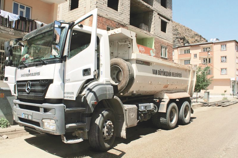 Van Büyükşehir Belediyesi'ne ait araçta ise yüzlerce kilo bomba bulundu.