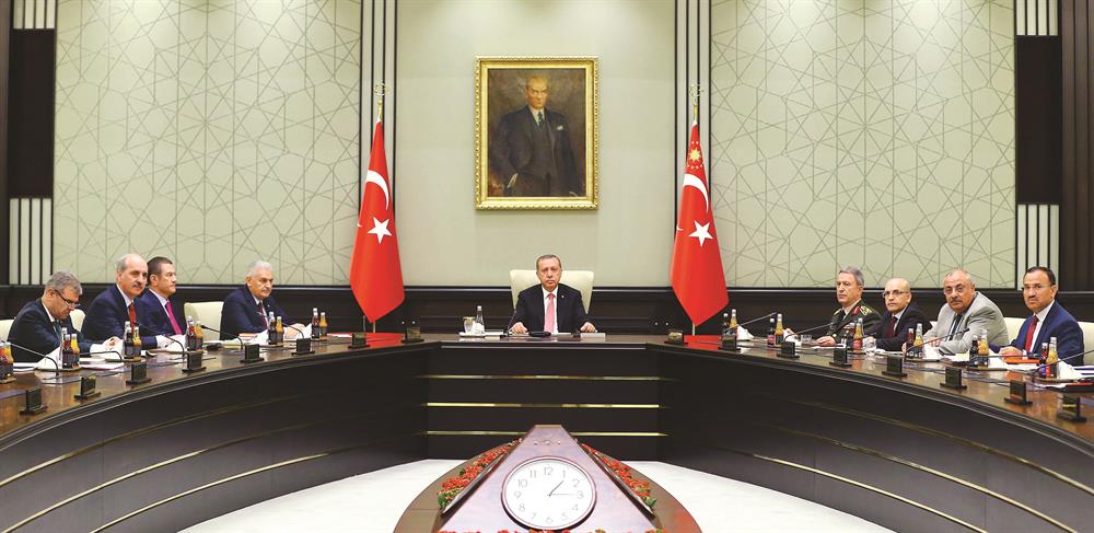 MGK ve Bakanlar Kurulu'nu toplayan Cumhurbaşkanı Erdoğan, FETÖ ile topyekûn mücadele için 3 ay süreyle olağanüstü hal ilan edildiğini duyurdu. 