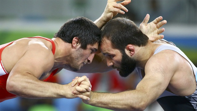 Güreşçimiz Selim Yaşar, finalde Rus rakibine 5-0 yenildi ve gümüş madalya kazandı. (Sağda)