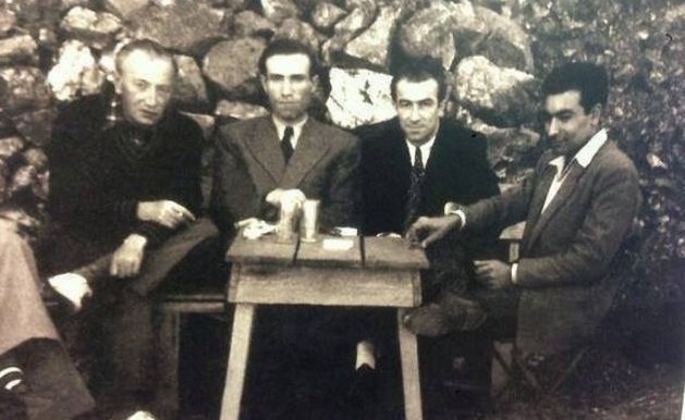 Sait Faik, Mahmut Makal, Orhan Kemal ve Yaşar Kemal Burgazada’da bir şeyler yudumluyor..