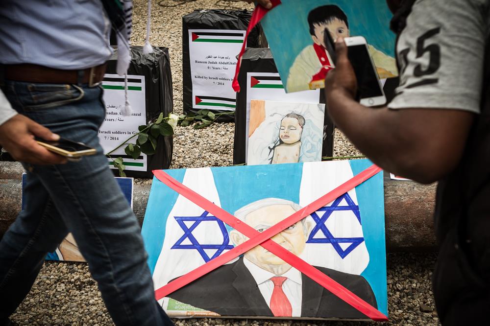 Netanyahu'nun Filistinlilere yaptığı suçlardan yargılanması için Hollanda'da birçok insan protesto gösterileri düzenledi.