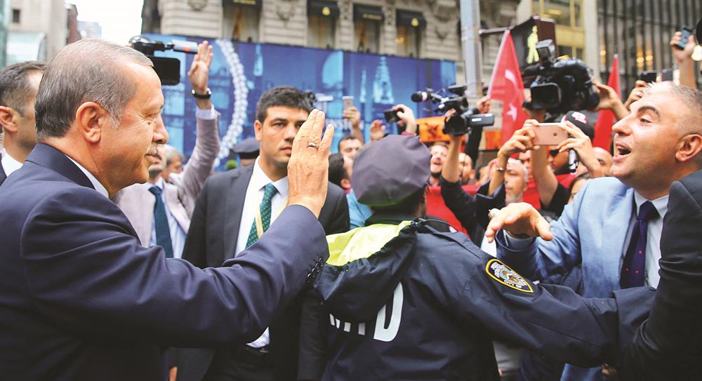 Cumhurbaşkanı Erdoğan, New Yorkta konaklayacağı otele gelişinde bir grup Türk tarafından karşılandı. Erdoğan coşkulu grubu bir süre selamlayarak otele girdi.