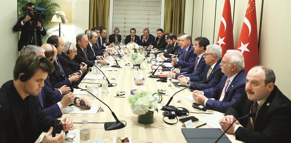 Cumhurbaşkanı Erdoğan, Bloomberg CEO’su Michael Bloomberg tarafından düzenlenen yuvarlak masa toplantısında üst düzey ABD’li yatırımcılarla bir araya geldi. 