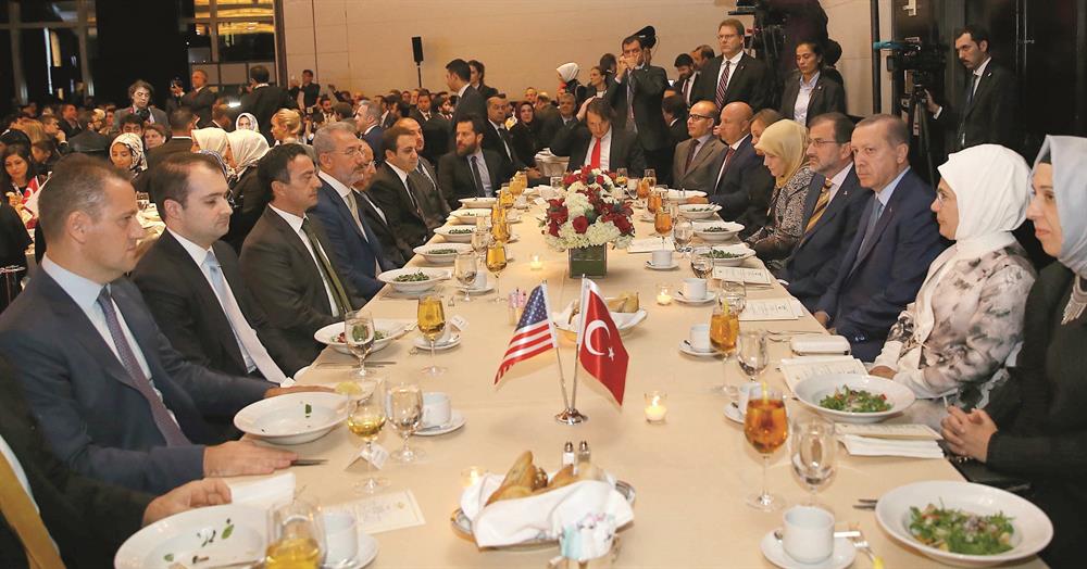 Cumhurbaşkanı Erdoğan ve eşi Emine Erdoğan, TURKEN Vakfı tarafından düzenlenen gala yemeğine katıldı.