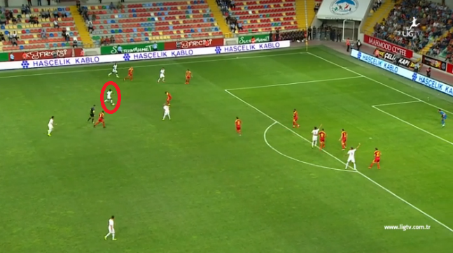 Bruma, Kayserispor'la oynanan ve 1-1 sonulanan mcadelede driblingle sar krmzl takmn savunmasn delmeye almt.