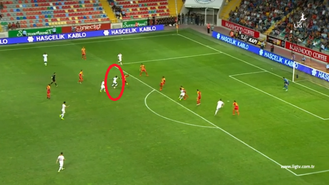 Bruma, Kayserispor'la oynanan ve 1-1 sonulanan mcadelede driblingle sar krmzl takmn savunmasn delmeye almt.