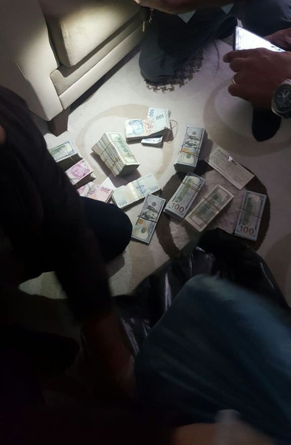 Gaziantep'te yakalanan şüpheli Ahmet Kemal A'nın evinde yüklü miktarda para ele geçirildi.