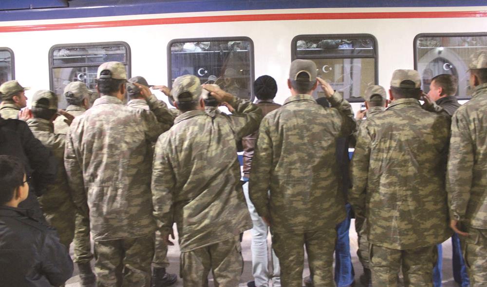 28'inci Mekanize Piyade Tugay Komutanlığından Silopi'ye giden askerleri, silah arkadaşları uğurladı.