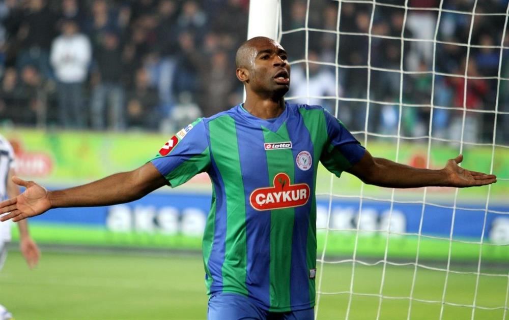 Çaykur Rizespor'un golcü futbolcusu Kweuke bu sezon 7 resmi maçta 4 gol atma başarısı gösterdi.