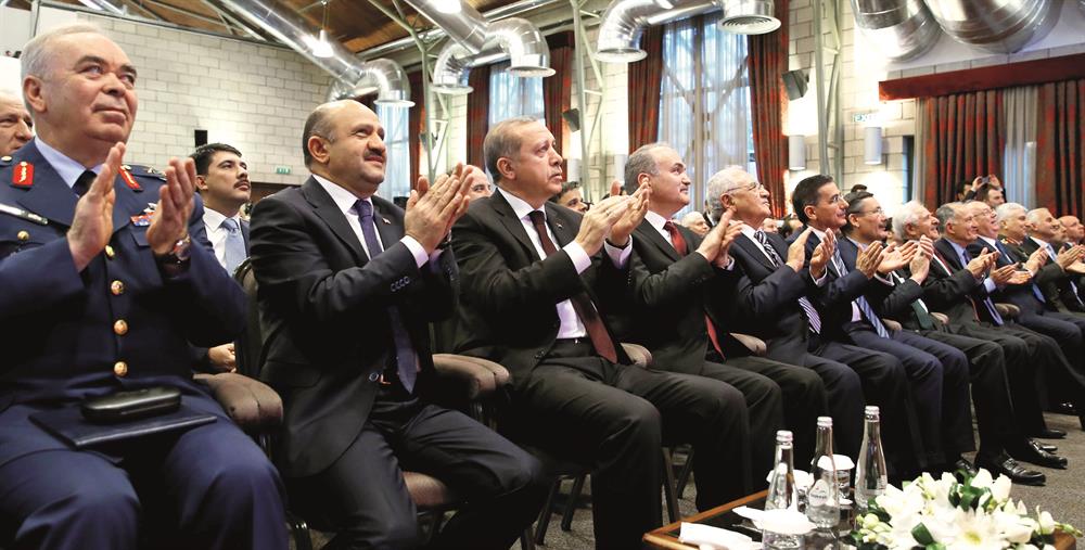 Törene, Erdoğan'ın yanı sıra Bakanlar Fikri Işık ve Faruk Özlü, Hava Kuvvetleri Komutanı Orgeneral Abidin Ünal, eski Milli Savunma Bakanı Vecdi Gönül ile diğer ilgililer katıldı.