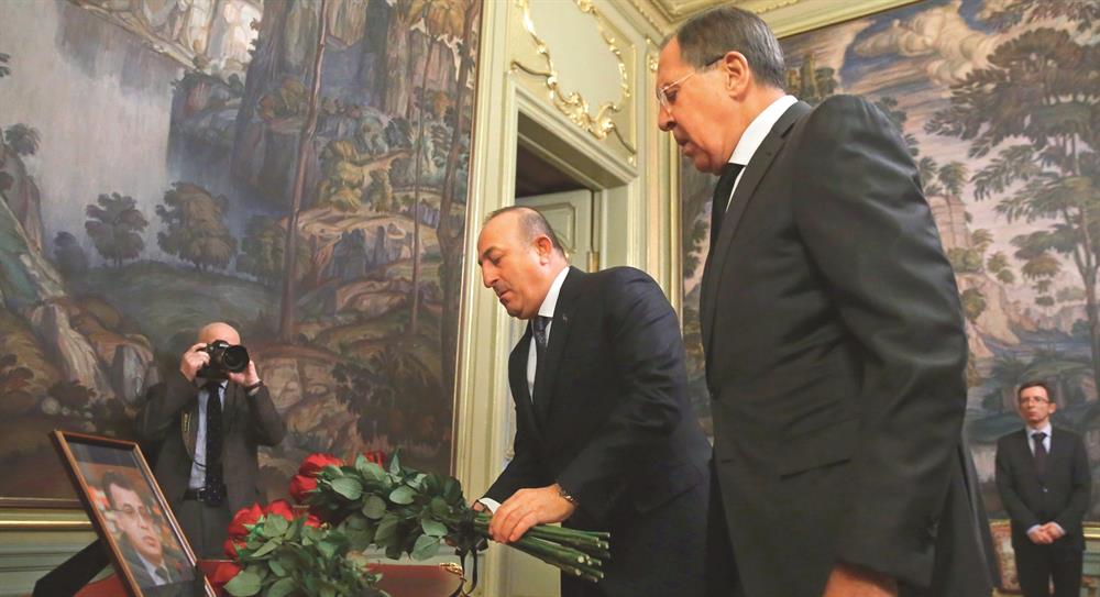 Bakan Çavuşoğlu, Karlovun  fotoğrafı- nın yer aldığı masaya çiçek bıraktı.