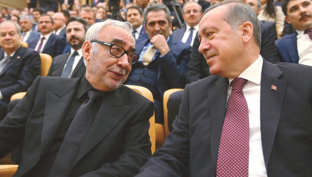 Erdoğan, 'sinema' alanında ödüle layık  görülen Şener Şen'le bir süre sohbet etti.