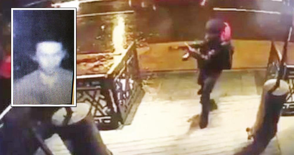 Yüzü kapalı, sırt çantalı teröristin elinde kalaşnikofla kulübe girdiği anlar güvenlik kameraları tarafından böyle görüntülendi.