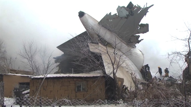Kırgızistan'da kargo uçağı düştü