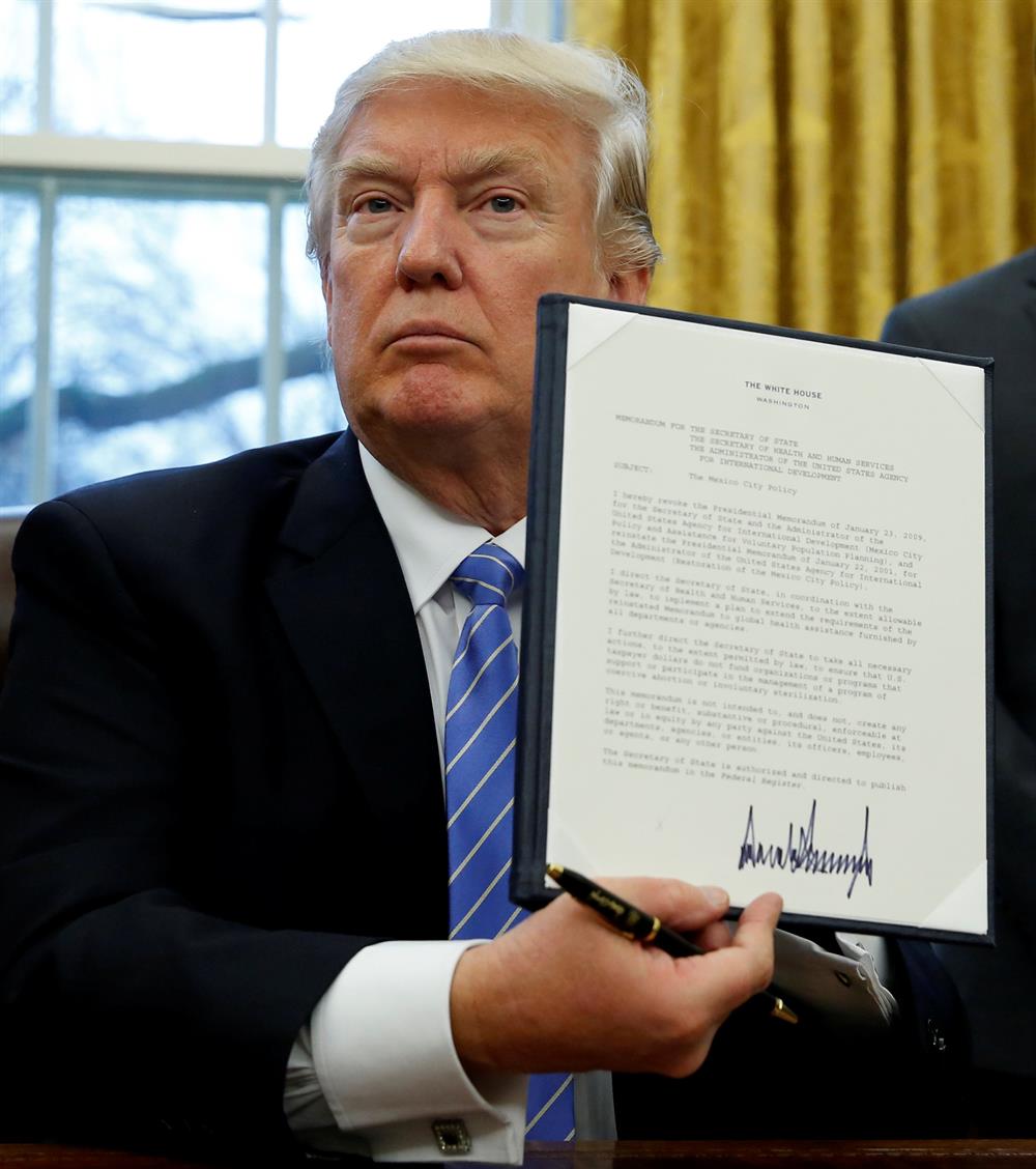 ABD Başkanı Trump, ülkesinin Trans-Pasifik Ortaklığı'ndan çıkışı onaylayan kararı imzaladı.