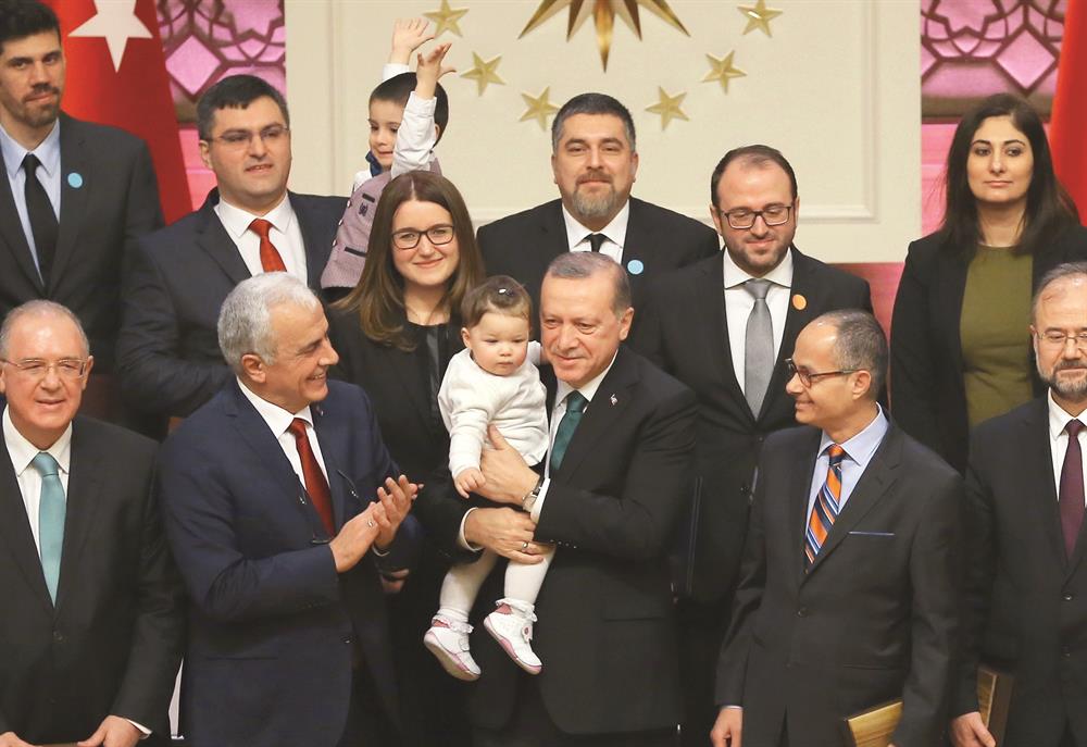 TÜBA 2016 Akademi Ödülleri töreninde, 6 eser TEÇEP, 17 üniversiteden 31 üstün başarılı genç bilim insanı GEBİP, 3 seçkin bilim insanı Washington Üniversitesi'nden Prof. Dr. Mary-Claire King, Kalifornia Berkeley Üniversitesi'nden Prof. Dr. Omar M. Yaghi ve İstanbul Şehir Üniversitesi'nden Prof. Dr. Şerif Mardin de uluslararası akademi ödülü aldı. Cumhurbaşkanı Erdoğan, toplu fotoğraf çekimine, ödül alan İmren Hatay Patır'ın çocuğu Belinay Patır'ı kucağına alarak katıldı.