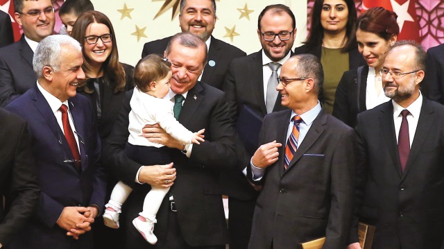 Cumhurbaşkanı Erdoğan, törende ödül alan İmren Hatay Patır'ın çocuğu Belinay Patır'ı kucağına alarak sevdi.