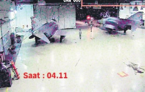 Emin Ayık, 4 F-4 savaş uçağının kalkışına izin verdi ancak pistler kapalı olduğu için uçaklar kalkış yapamadı.