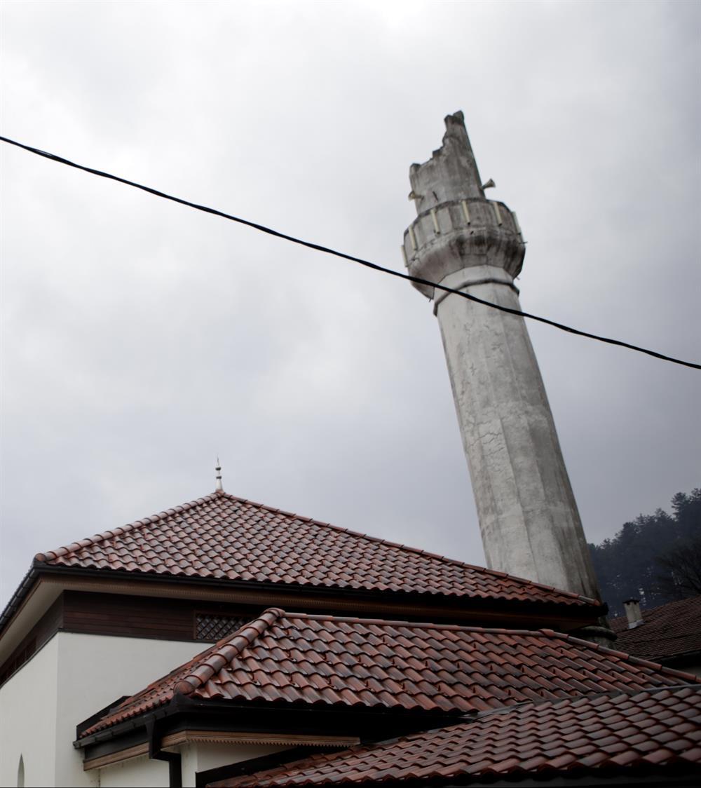 Konjic şehrine girerken hemen göze çarpan yarım minareli cami, yanı başındaki kiliseyle de aynı sokağı paylaşıyor.
