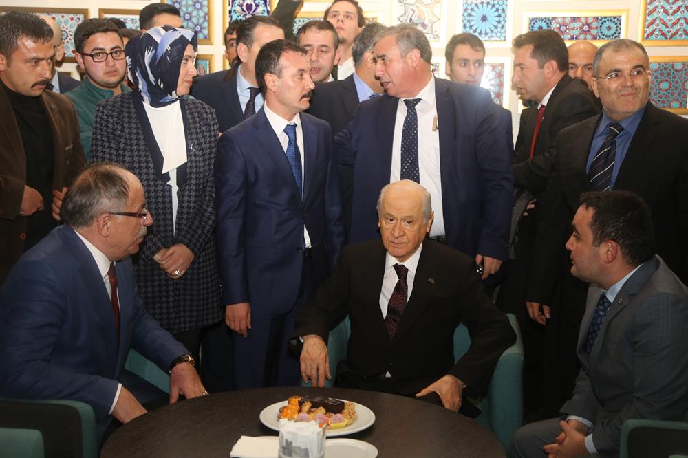 MHP lideri Bahçeli, kendisini karşılayan partililerle sohbet etti.