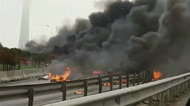 Helikopterin düştüğü yerde dumanların yükseldiği görüldü. 