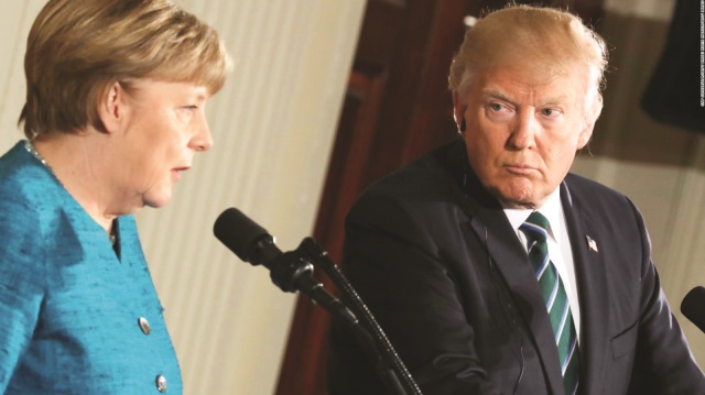 ABD Başkanı Trump, Almanya Başbakanı Merkel'i 17 Mart'ta Beyaz Saray'da dünyaya rezil etti. Trump, basın mensuplarının karşısında elini sıkmak isteyen Merkel'in talebini duymazlıktan geldi.