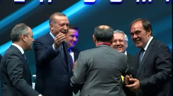 Cumhurbaşkanı Erdoğan, Galatasaray Başkanı Dursun Özbek ve Fenerbahçe Başkanı Aziz Yıldırım'ı bir araya getirdi.