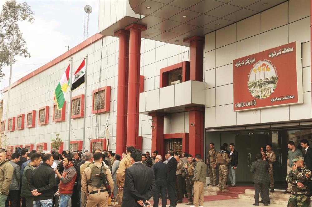Irkçı validen bayraklı kışkırtma