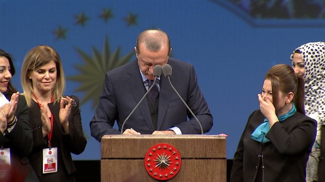 Cumhurbaşkanı Erdoğan canlı yayında imza attı