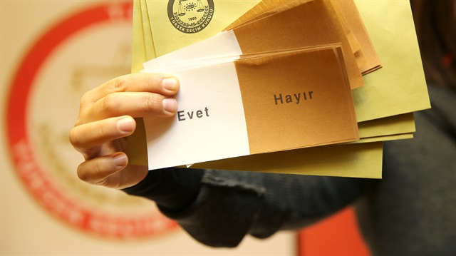 Türkiye yarın sandık başına giderek "evet" ve "hayır" tercihinde bulunacak.