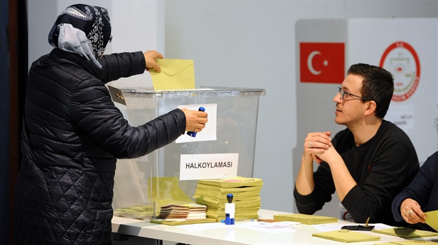 Polls open in Turkey's historic referendum on reforms