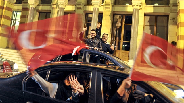 Tarihi referandumdan 'evet' sonucu çıkması, Bosna Hersek'in başkenti Saraybosna'da coşkuyla kutlandı.