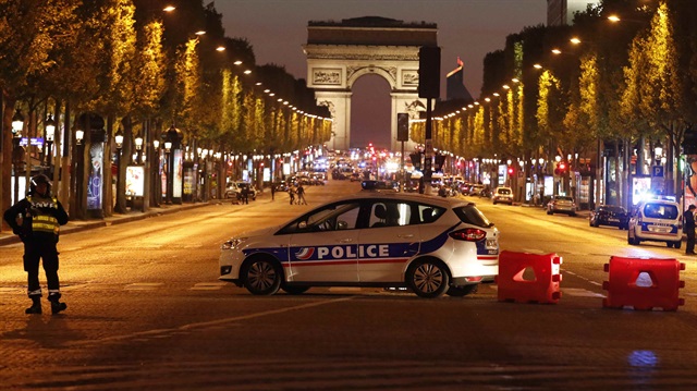 Paris'te Champs Elysees Caddesi'nde polise silahlı saldırı düzenlendi.