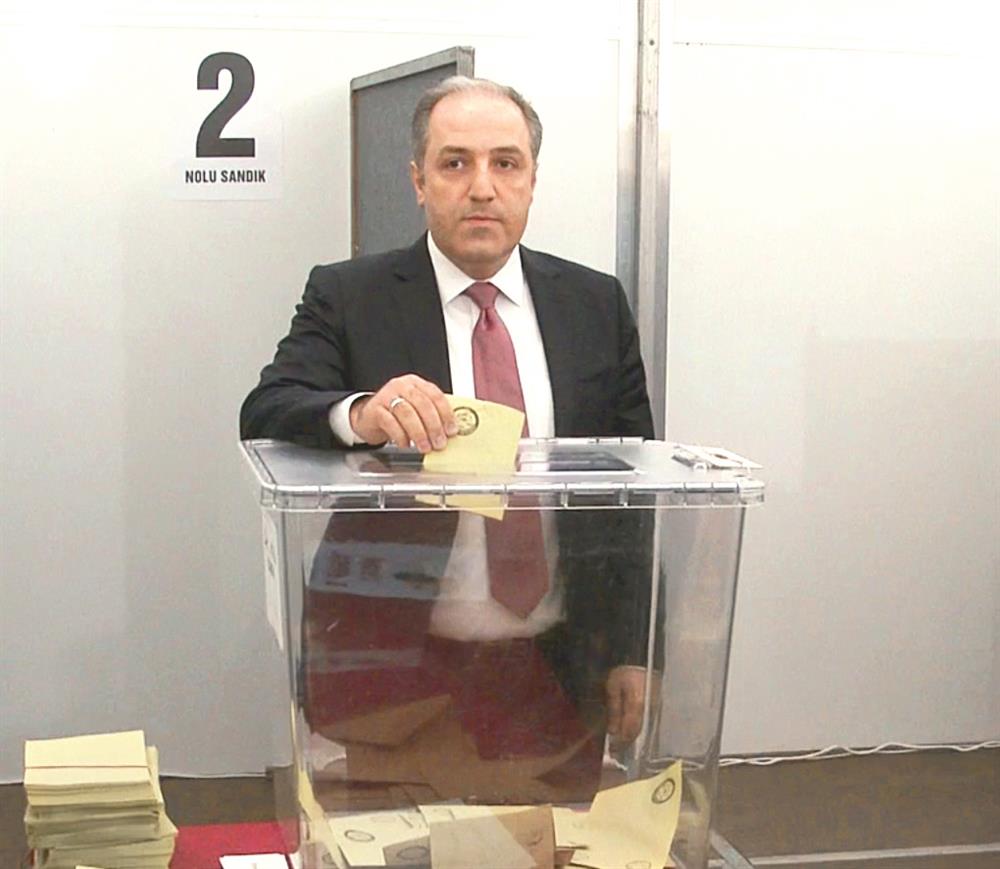 Yeneroğlu, referandumda oyunu Almanya'da kullandı.